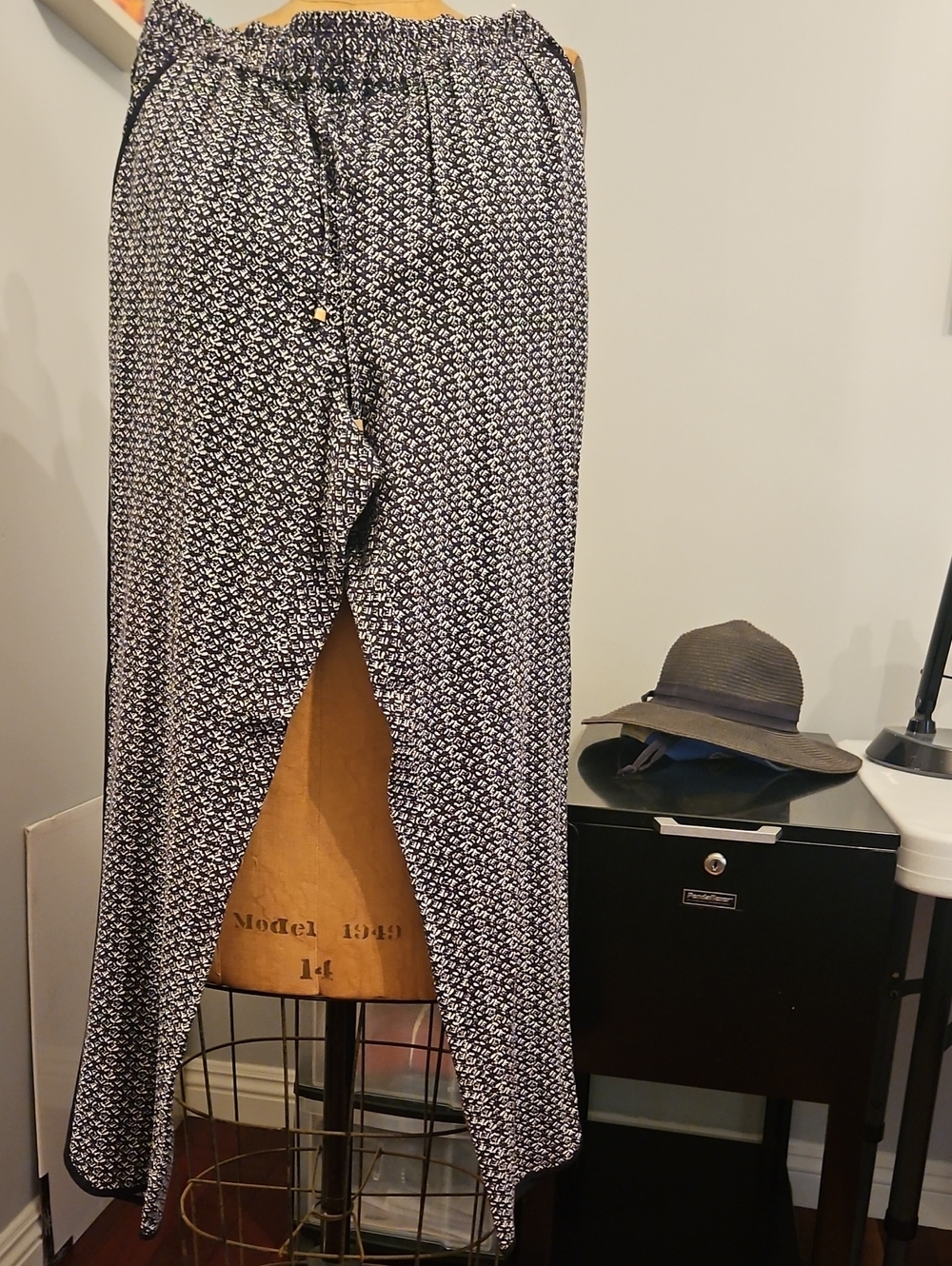 Anne Carson Black and White pull on capri pant